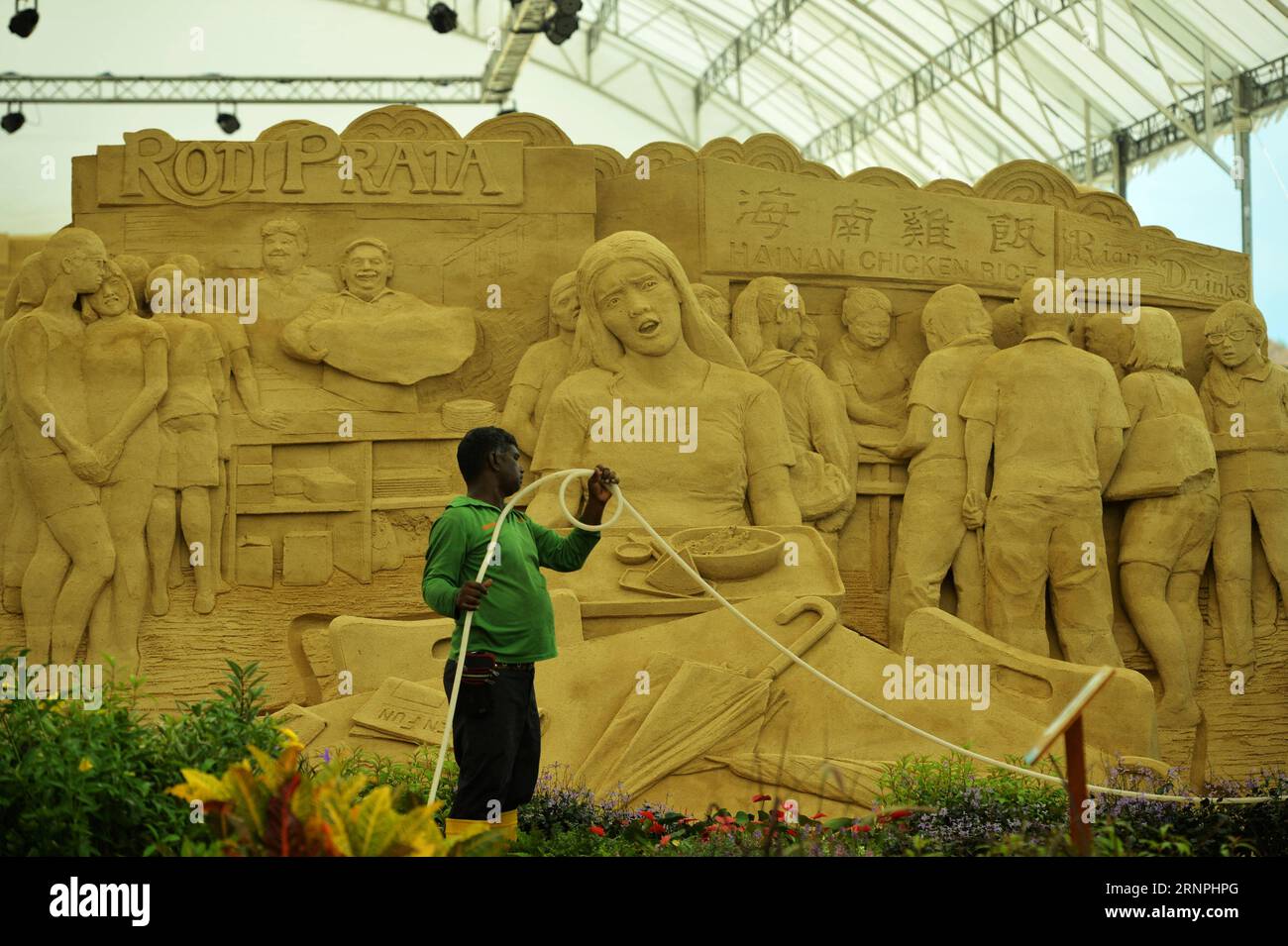 (170830) -- SINGAPUR, 30. Aug. 2017 -- Sandskulpturenmeisterwerke über Kreationen in der Sentosa Sandsation am Siloso Beach auf der Sentosa Island in Singapur am 30. Aug. 2017. Sentosa Sandsation findet vom 1. Bis 17. September am Siloso Beach auf der Insel Sentosa statt. ) (lrz) SINGAPORE-SENTOSA-SANDSATION ThenxChihxWey PUBLICATIONxNOTxINxCHN Singapur Aug 30 2017 Sand Sculpture Master Works ON Creations AT THE Sentosa Sandsation Hero ON Siloso Beach AT Singapore S Sentosa Iceland AM 30 2017. Aug. Sentosa Sandsation wird Hero ON Sentosa Iceland S Siloso Beach vom 1. September bis 17. September S Stockfoto