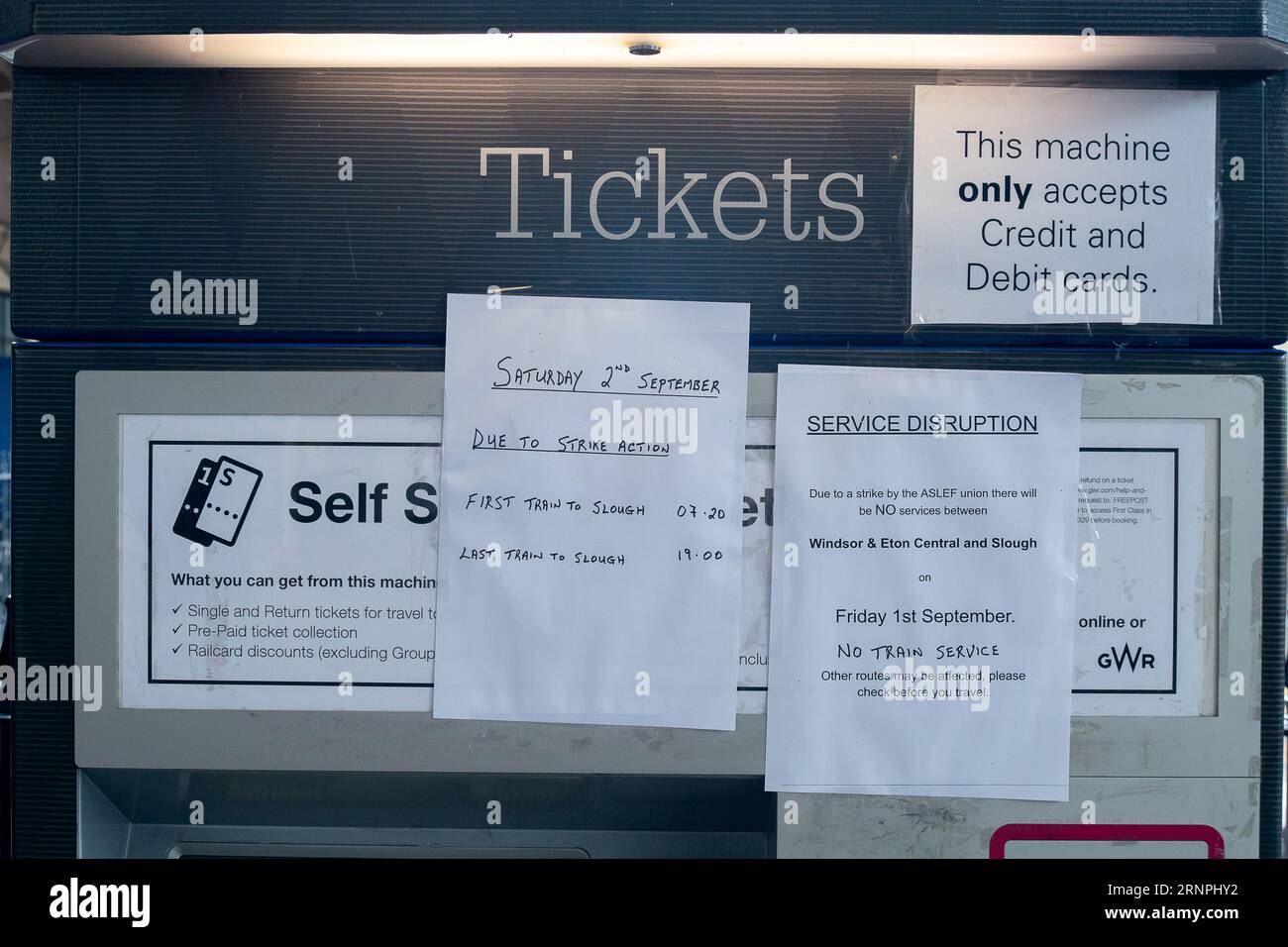 Windsor, Berkshire, Großbritannien. September 2023. Es war ein ruhiger Morgen am Windsor Central Railway Station in Berkshire. RMT-Mitglieder streiken heute in einem anhaltenden bitteren Streit um die Bezahlung und die geplante Schließung der Bahnhofskassenschalter, was zu einigen Zugausfällen führt. Quelle: Maureen McLean/Alamy Live News Stockfoto