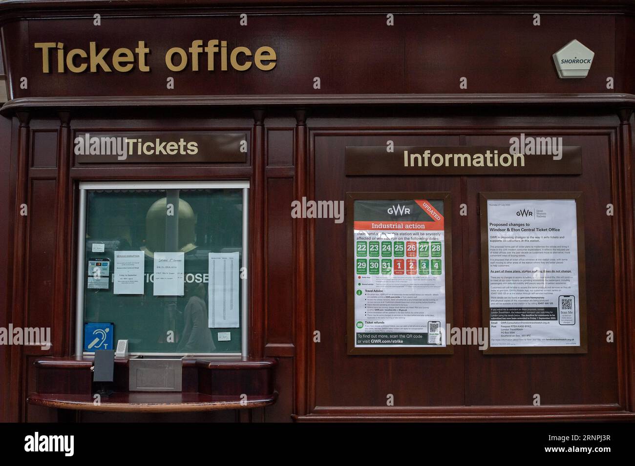 Windsor, Berkshire, Großbritannien. September 2023. Es war ein ruhiger Morgen am Windsor Central Railway Station in Berkshire. RMT-Mitglieder streiken heute in einem anhaltenden bitteren Streit um die Bezahlung und die geplante Schließung der Bahnhofskassenschalter, was zu einigen Zugausfällen führt. Quelle: Maureen McLean/Alamy Live News Stockfoto