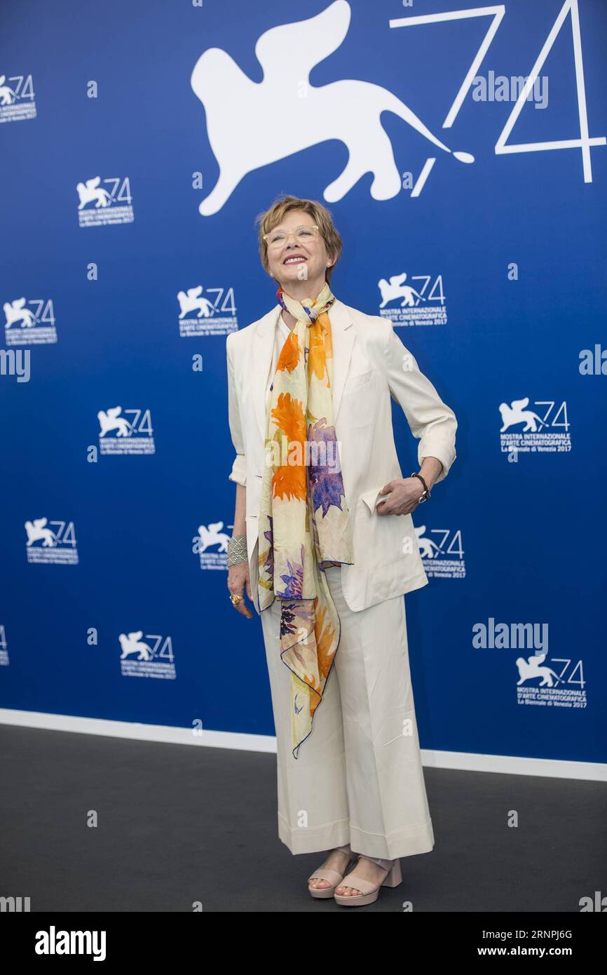 (170830) -- VENEDIG, 30. August 2017 -- die Präsidentin der Jury der 74. Ausgabe des Filmfestivals von Venedig Annette Bening posiert bei der Fotokonferenz der Jury während des 74. Filmfestivals von Venedig, Italien, am 30. August 2017. Die 74. Auflage des Filmfestivals in Venedig begann am Mittwoch. ) (Djj) ITALIEN-VENEDIG-FILM FESTIVAL-JURY-FOTORUF JinxYu PUBLICATIONxNOTxINxCHN Venedig Aug 30 2017 Präsidentin der Jury der 74. Ausgabe des Filmfestivals Venedig Annette Bening posiert BEI der Jury Fotoruf während des 74. Venedig Film Festivals in Venedig Italien AM 30 2017. Aug 74 Stockfoto