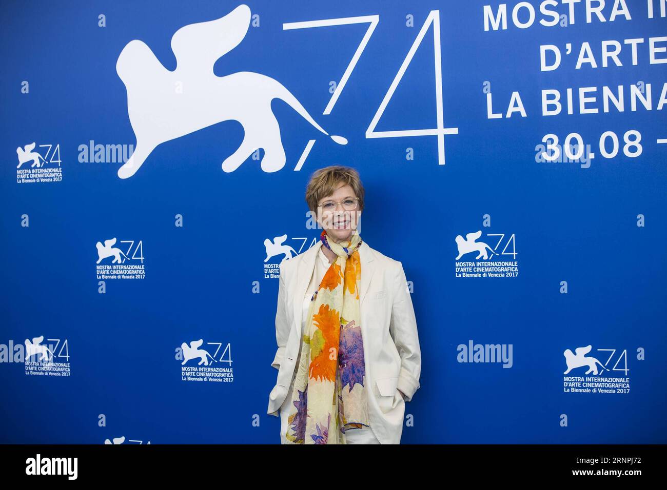 (170830) -- VENEDIG, 30. August 2017 -- die Präsidentin der Jury der 74. Ausgabe des Filmfestivals von Venedig Annette Bening posiert bei der Fotokonferenz der Jury während des 74. Filmfestivals von Venedig, Italien, am 30. August 2017. Die 74. Auflage des Filmfestivals in Venedig begann am Mittwoch. ) (Djj) ITALIEN-VENEDIG-FILM FESTIVAL-JURY-FOTORUF JinxYu PUBLICATIONxNOTxINxCHN Venedig Aug 30 2017 Präsidentin der Jury der 74. Ausgabe des Filmfestivals Venedig Annette Bening posiert BEI der Jury Fotoruf während des 74. Venedig Film Festivals in Venedig Italien AM 30 2017. Aug 74 Stockfoto