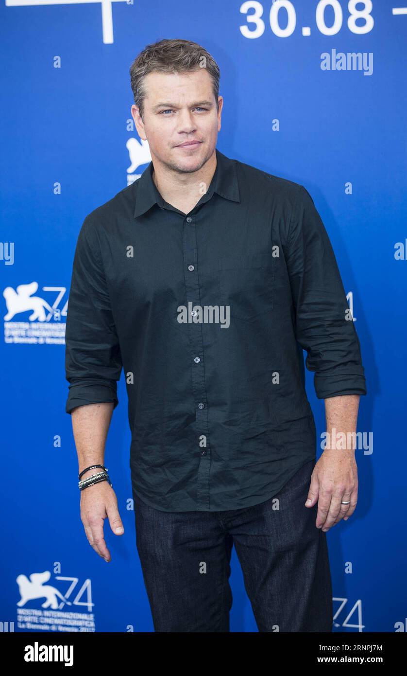 (170830) -- VENEDIG, 30. August 2017 -- Schauspieler Matt Damon posiert während eines Fotogesprächs für den Film Downsizing beim 74. Filmfestival in Venedig, Italien, 30. August 2017. ) (zw) ITALIEN-VENEDIG-FILM FESTIVAL-DOWNSIZING-FOTOAUFRUF JinxYu PUBLICATIONxNOTxINxCHN Venedig Aug 30 2017 Schauspieler Matt Damon posiert während eines Fotoaufrufs für das Film-Downsizing AUF dem 74. Venedig Film Festival in Venedig Italien August 30 2017 ZW Italien Venedig Film Festival Downsizing Fotoaufruf JinxYu PUBLICATIONxNOTxINxCHN Stockfoto