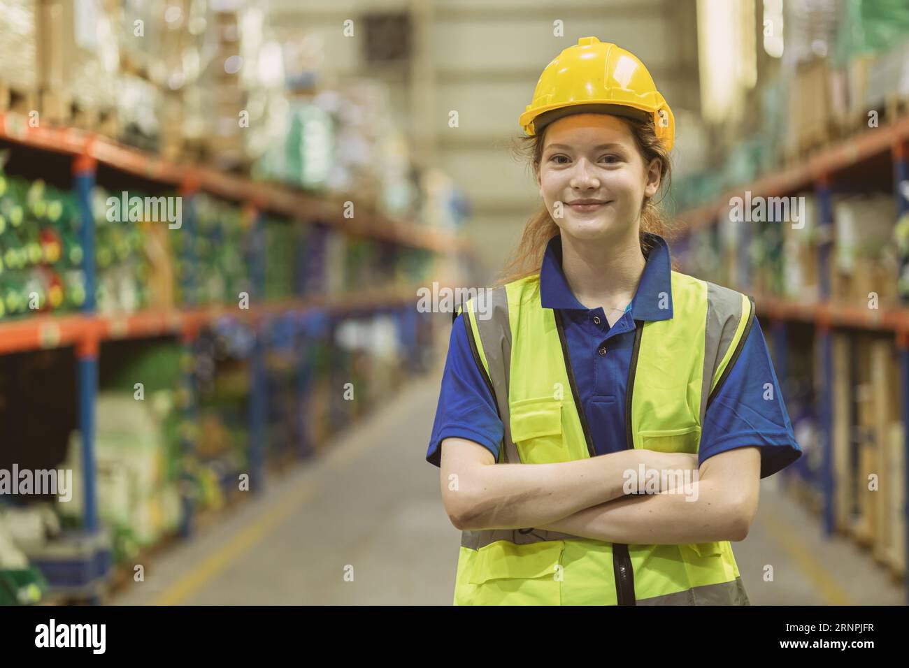 Kluger, selbstbewusster junger kaukasischer Teenager-Mitarbeiter in der Lagerwirtschaft, Store Manager und Mitarbeiter, die ein glückliches Lächeln zeigen Stockfoto