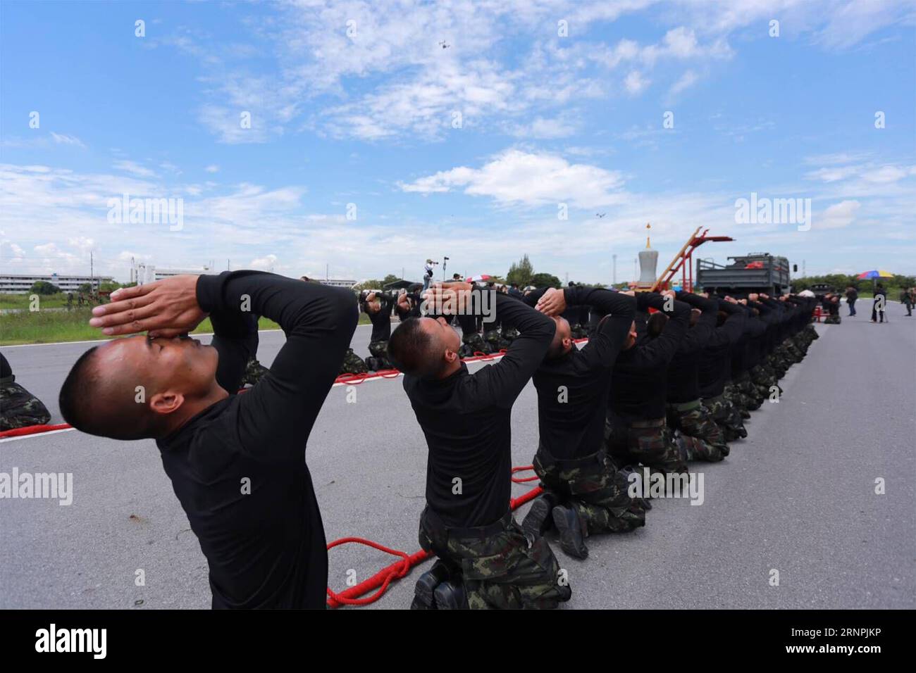 (170831) -- BANGKOK, 31. August 2017 -- Mitglieder der thailändischen Armee nehmen an einer Ausbildung zur Vorbereitung der Beerdigung des verstorbenen Königs Bhumibol Adulyadej in Bangkok, Thailand, 31. August 2017, Teil. Die Feuerbestattung für den verstorbenen König Bhumibol Adulyadej von Thailand ist im Oktober geplant. (Djj) THAILAND-BANGKOK-SPÄTE KÖNIG-BEGRÄBNIS-VORBEREITUNG RachenxSageamsak PUBLICATIONxNOTxINxCHN Bangkok Aug 31 2017 Mitglieder der thailändischen Armee nehmen an einer Schulung zur Vorbereitung der Beerdigung des verstorbenen Königs Bhumibol Adulyadej S im thailändischen Land im August 31 2017 Teil. Die Einäscherungszeremonie für den verstorbenen König Bhumibol Adulyadej des thailändischen Landes hat b Stockfoto