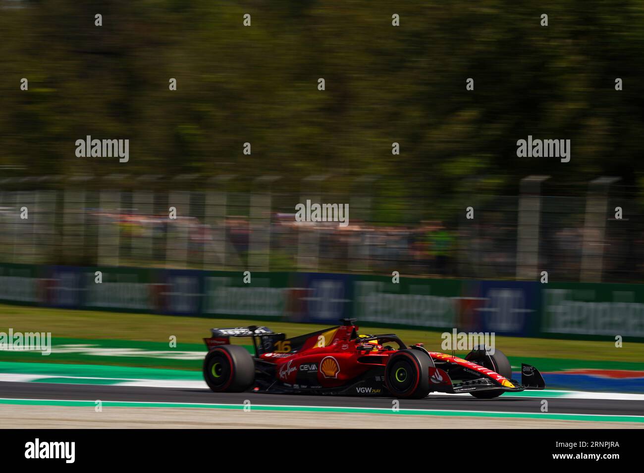Charles Leclerc aus Monaco fuhr die (16) Scuderia Ferrari SF-23 während des Großen Preises 2023 von Pirelli in der Formel 1 am 2. September 2023 in Monza, Italien. Quelle: Luca Rossini/E-Mage/Alamy Live News Stockfoto