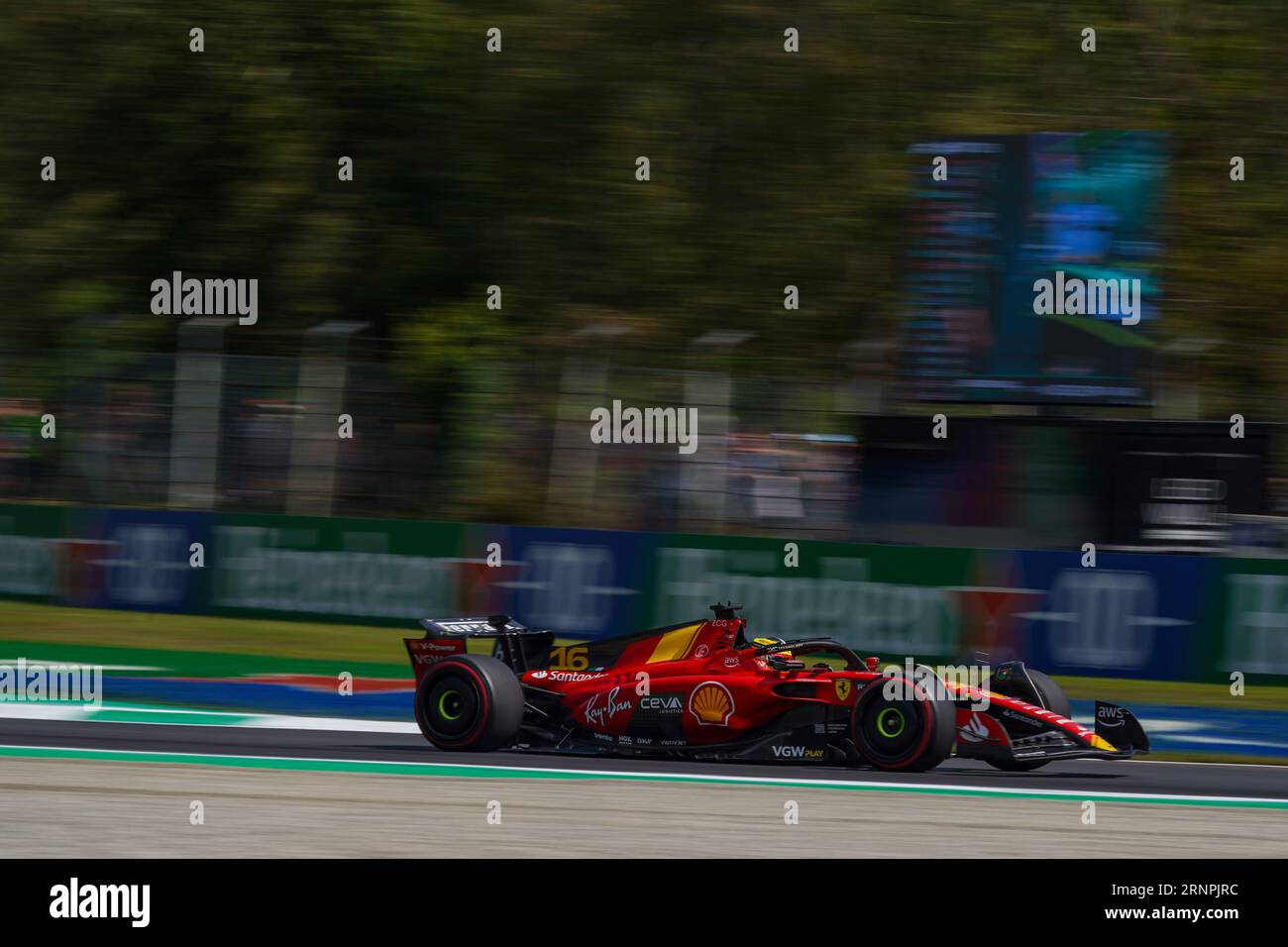 Charles Leclerc aus Monaco fuhr die (16) Scuderia Ferrari SF-23 während des Großen Preises 2023 von Pirelli in der Formel 1 am 2. September 2023 in Monza, Italien. Quelle: Luca Rossini/E-Mage/Alamy Live News Stockfoto