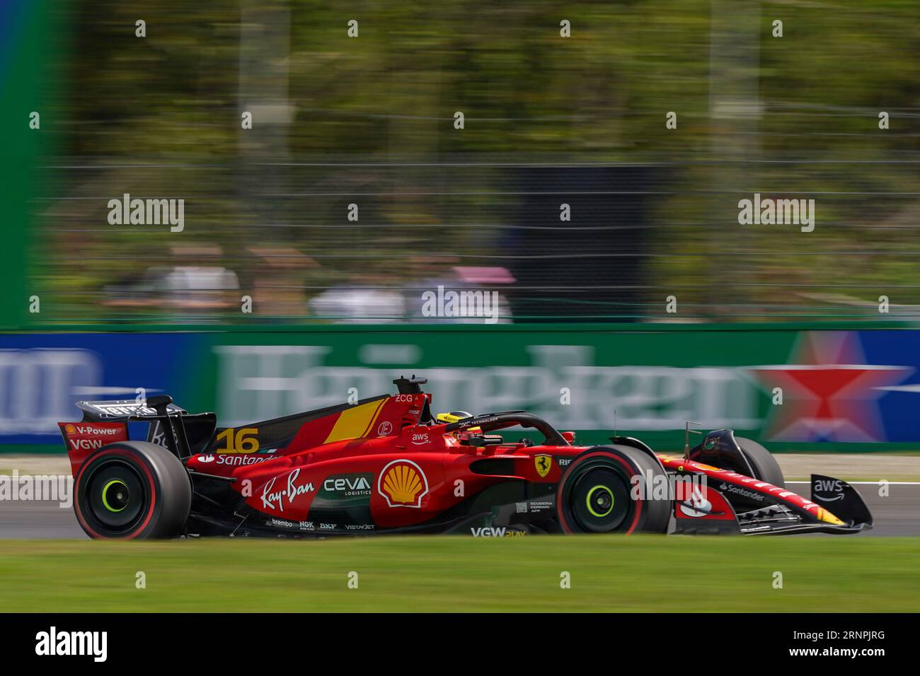 Charles Leclerc aus Monaco fuhr die (16) Scuderia Ferrari SF-23 während des Großen Preises 2023 von Pirelli in der Formel 1 am 2. September 2023 in Monza, Italien. Quelle: Luca Rossini/E-Mage/Alamy Live News Stockfoto