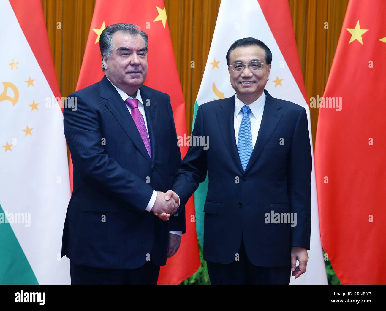 (170831) -- PEKING, 31. August 2017 -- der chinesische Premierminister Li Keqiang(R) gibt dem Präsidenten Tadschikistans Emomali Rahmon während seines Treffens in Peking, der Hauptstadt Chinas, am 31. August 2017 die Hand. Rahmon besucht China und wird am Dialog zwischen Schwellenländern und Entwicklungsländern in Xiamen, einer Küstenstadt in der südöstlichen chinesischen Provinz Fujian, teilnehmen. ) (clq) CHINA-BEIJING-LI KEQIANG-TADSCHIK PRESIDENT-MEETING (CN) YaoxDawei PUBLICATIONxNOTxINxCHN Peking Aug 31 2017 der chinesische Premierminister Keqiang r schüttelt die Hände mit dem besuchenden Präsidenten von Tadschikistan Emomali Rahmon Dur Stockfoto