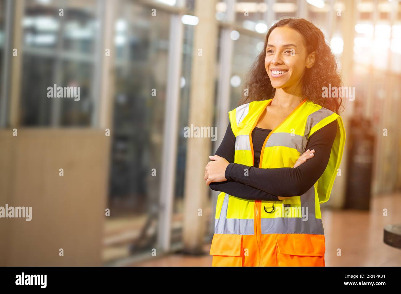 Porträt afroamerikanische schwarze Arbeiterin glückliches Lächeln Arbeit in der Schwermetallmaschinenindustrie Stockfoto