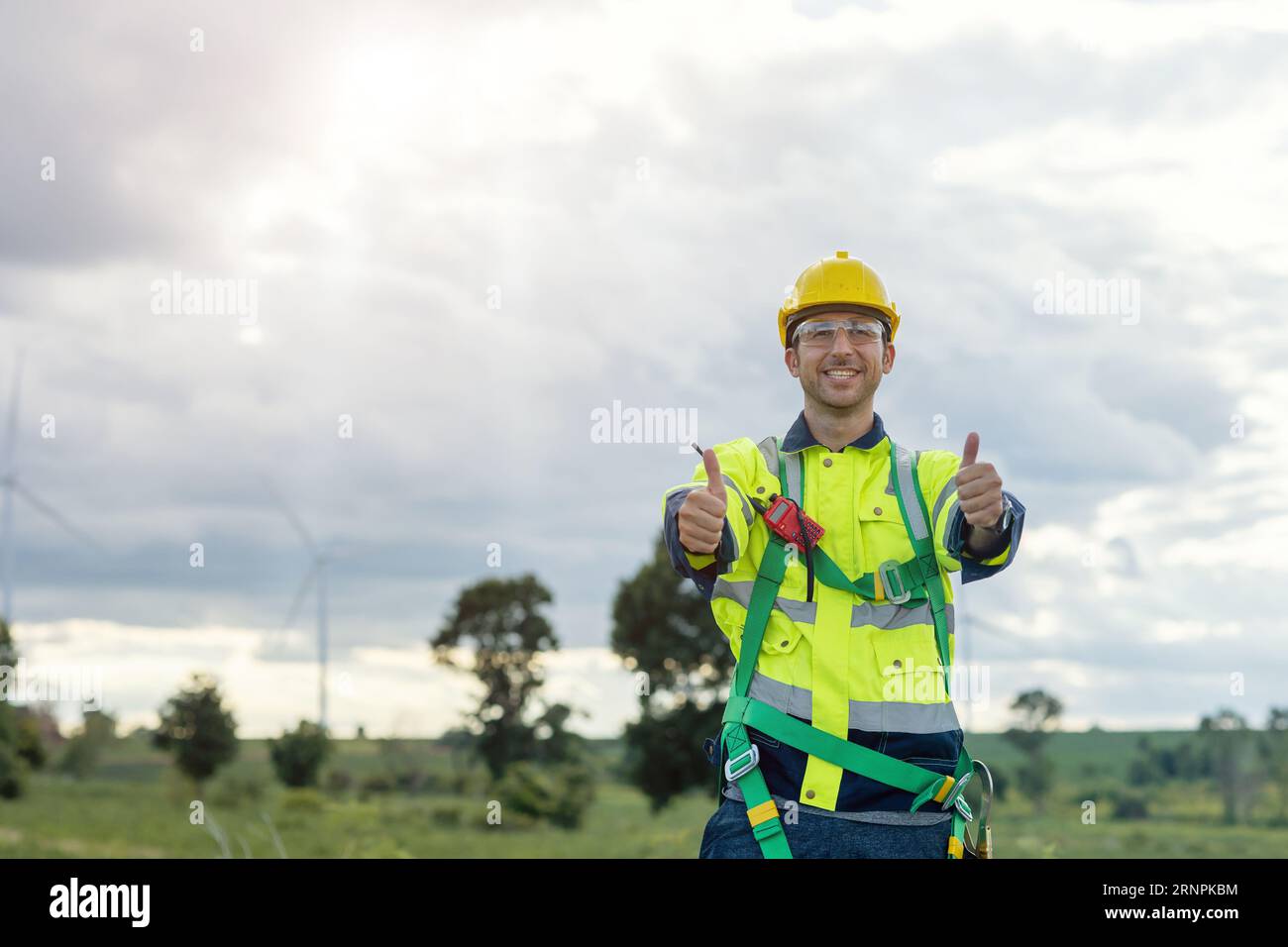Porträtingenieur, männlicher Arbeiter mit Schutzhelm, der für seine Arbeit mit lächelnden Daumen nach oben steht Stockfoto