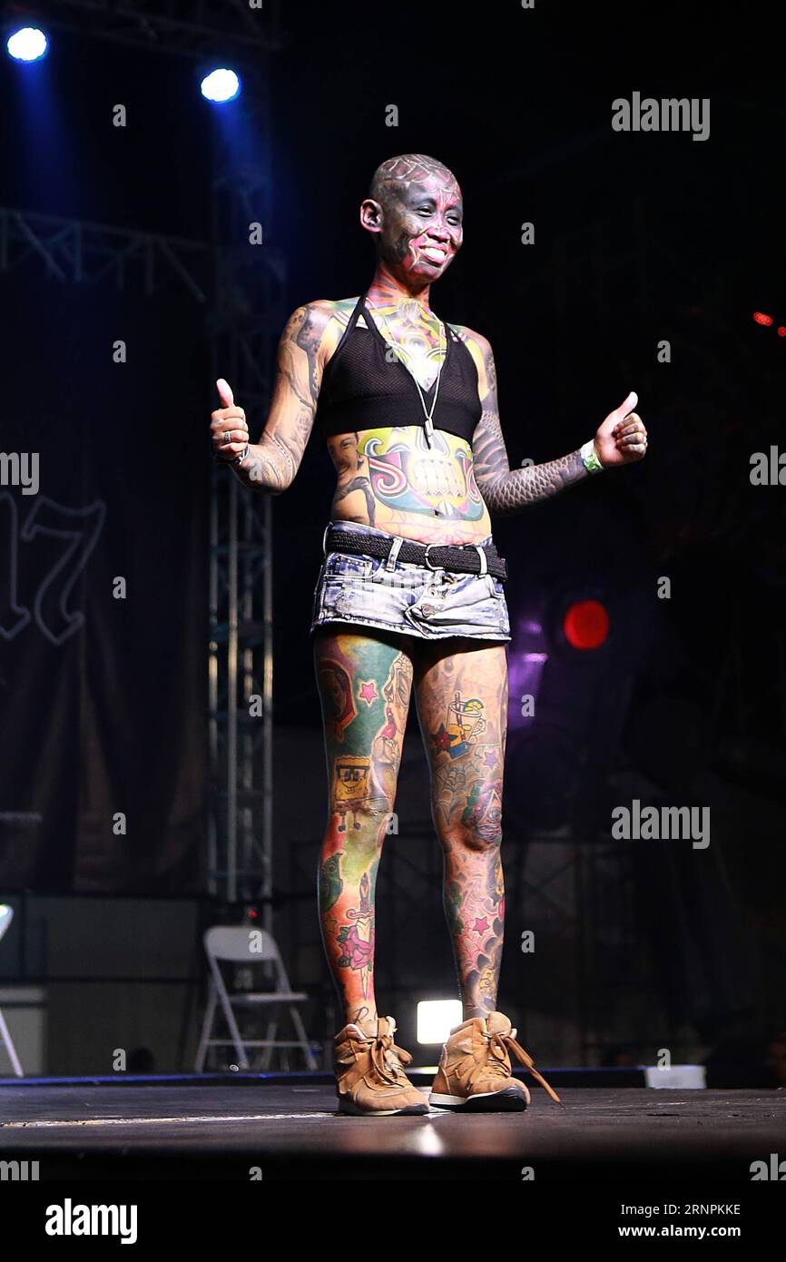 (170901) -- PASAY CITY, 1. September 2017 -- Eine Teilnehmerin zeigt ihre Tätowierungen während der Dutdutan Philippine Tattoo Expo 2017 in Pasay City, Philippinen, 1. September 2017. Die Dutdutan Philippine Tattoo Expo ist eine jährliche Veranstaltung, bei der sich renommierte Tätowierer und Enthusiasten treffen, um an Tattoo-Wettbewerben teilzunehmen. )(HF) PHILIPPINE-PASAY CITY-TATTOO EXPO RouellexUmali PUBLICATIONxNOTxINxCHN Pasay City September 1 2017 eine Teilnehmerin zeigt ihre Tätowierungen während der Dutdutan Philippine Tattoo EXPO 2017 in Pasay City, Philippinen September 1 2017 die Dutdutan Philippine Tattoo EXPO IST an Annual Stockfoto