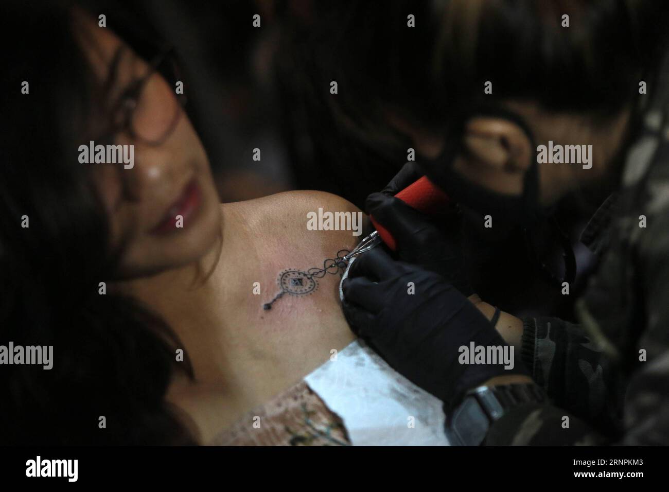 (170901) -- PASAY CITY, 1. September 2017 -- ein Künstler tätowiert einen Kunden während der Dutdutan Philippine Tattoo Expo 2017 in Pasay City, Philippinen, 1. September 2017. Die Dutdutan Philippine Tattoo Expo ist eine jährliche Veranstaltung, bei der sich renommierte Tätowierer und Enthusiasten treffen, um an Tattoo-Wettbewerben teilzunehmen. )(HF) PHILIPPINE-PASAY CITY-TATTOO EXPO RouellexUmali PUBLICATIONxNOTxINxCHN Pasay City Sept 1 2017 an Artist Tattoos ein Kunde während der Dutdutan Philippine Tattoo EXPO 2017 in Pasay City die Philippinen Sept 1 2017 die Dutdutan Philippine Tattoo EXPO IST an Annual Stockfoto