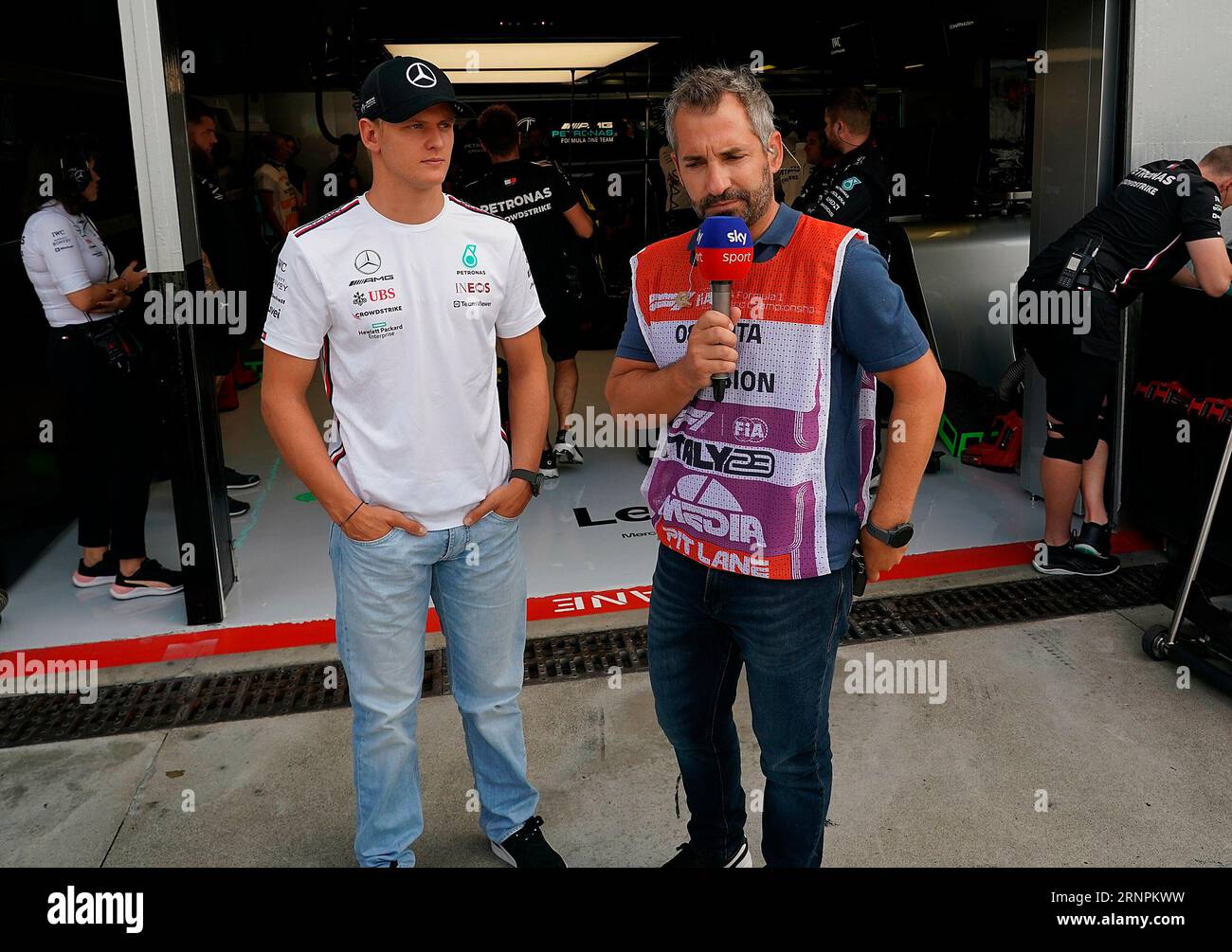 September 2023, Autodromo Nazionale di Monza, Monza, FORMEL 1 PIRELLI GRAN PREMIO D'ITALIA 2023, im Bild Mercedes-Testfahrer Mick Schumacher (DEU) im Gespräch mit Sky-Experte Timo Glock. Stockfoto