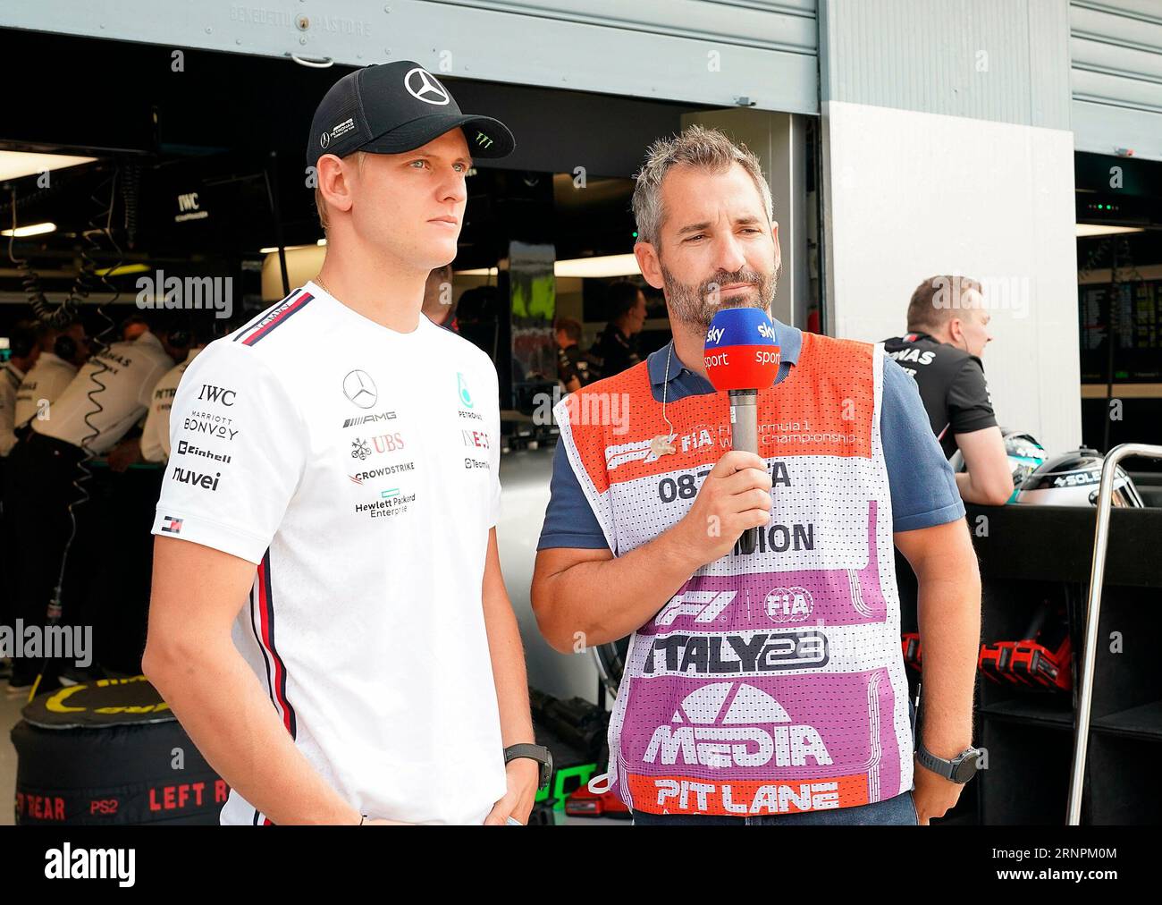 September 2023, Autodromo Nazionale di Monza, Monza, FORMEL 1 PIRELLI GRAN PREMIO D'ITALIA 2023, im Bild Mercedes-Testfahrer Mick Schumacher (DEU) im Gespräch mit Sky-Experte Timo Glock. Stockfoto