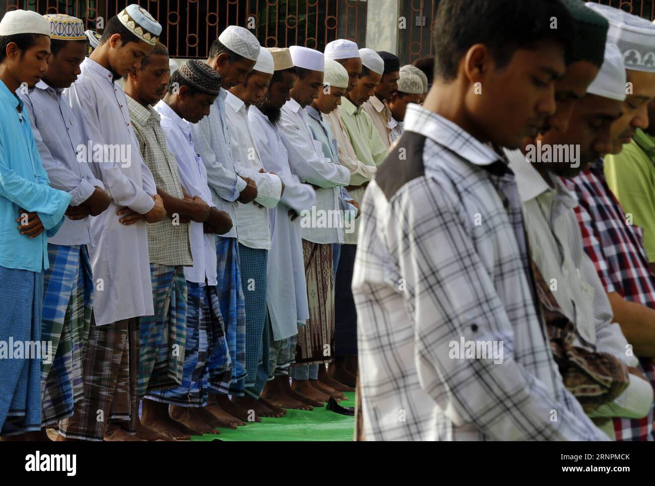 (170902) -- , 2. September 2017 -- Muslime beten beim Eid al-Adha Festival in Myanmar, 2. September 2017. U Aung) (gj) MYANMAR--EID AL-ADHA yangon PUBLICATIONxNOTxINxCHN 2. September 2017 Muslime beten BEIM Oath Al Adha Festival in Myanmar 2. September 2017 U Aung GJ Myanmar Oath Al Adha Yangon PUBLICATIONxNOTxINxCHN Stockfoto