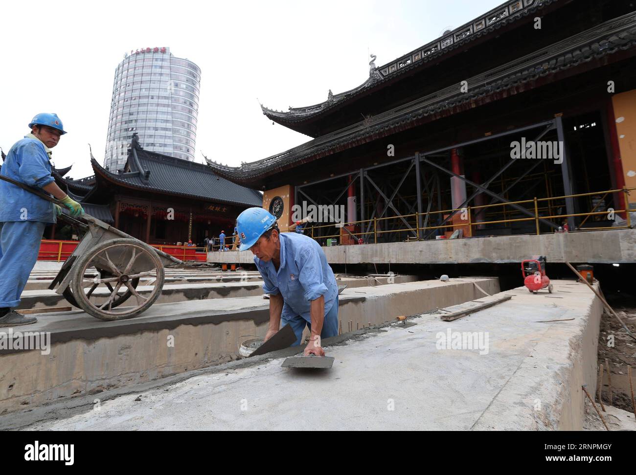 (170902) -- SHANGHAI, 2. September 2017 -- Arbeiter arbeiten an den Schichtgleisen für die Verlegung der Haupthalle des Yufo-Tempels in Shanghai, Ostchina, 29. August 2017. Die Haupthalle des 130 Jahre alten Yufo-Tempels begann seine integrale Verlegung am Samstag als Teil des schützenden Renovierungsprojekts des Tempels. Die Haupthalle wird in zwei Wochen 30,66 Meter nach Norden verlegt. )(wyo) CHINA-SHANGHAI-YUFO TEMPLE-RELOCATION (CN) RenxLong PUBLICATIONxNOTxINxCHN Shanghai Sept 2 2017 Arbeiter arbeiten AUF den Schichtwegen für die Verlegung der Haupthalle des Yufo-Tempels in Shanghai Ostchina August 29 2017 T Stockfoto