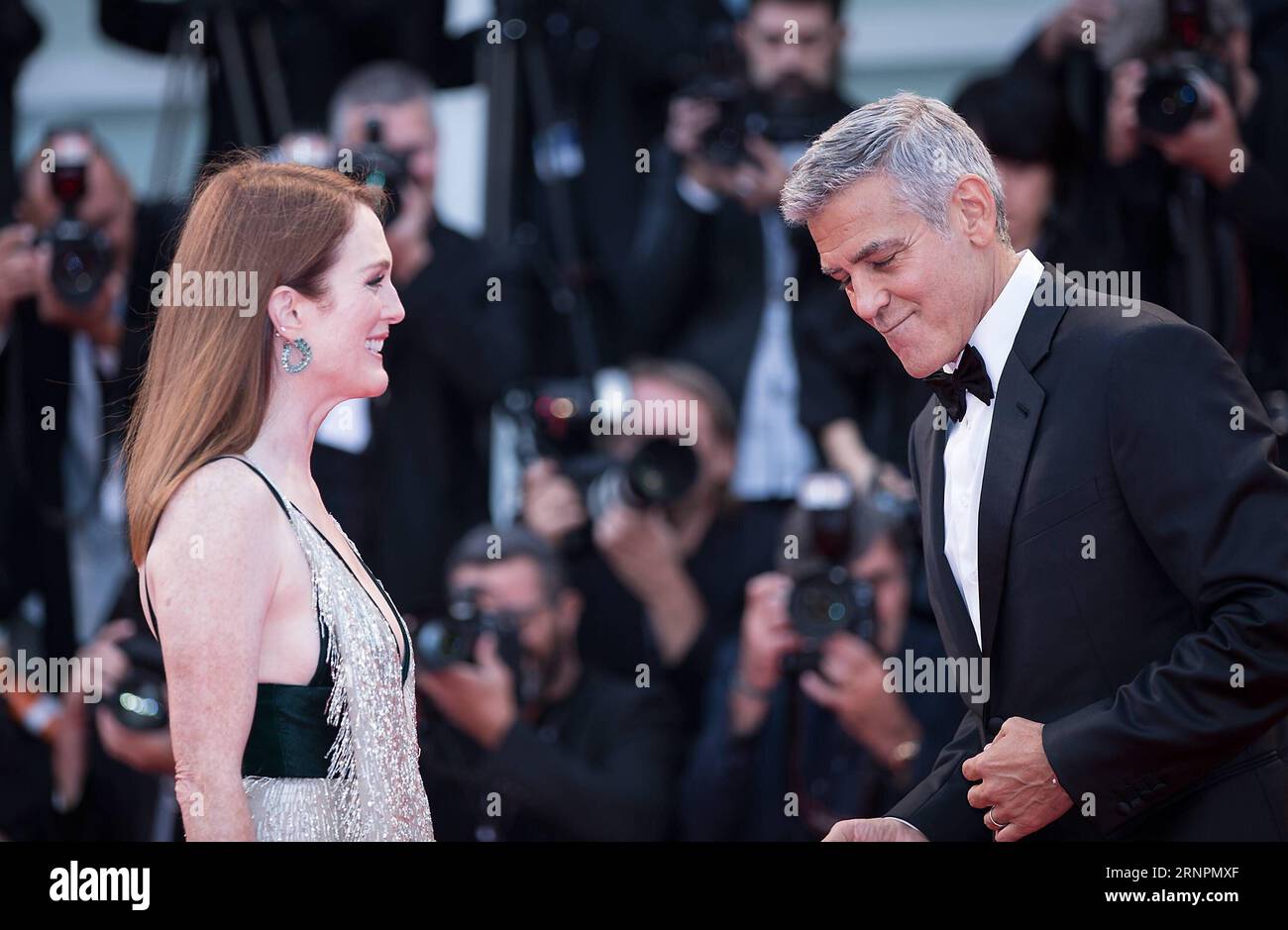 (170903) -- VENEDIG, 3. September 2017 -- Schauspielerin Julianne Moore (L) und Regisseur George Clooney nahmen an der Premiere des Films Suburbicon im Wettbewerb auf dem 74. Filmfestival in Venedig, Italien, 2. September 2017 Teil. ) (Zjl) ITALIEN-VENEDIG-FILMFESTIVAL-SUBURBICON PREMIERE JinxYu PUBLICATIONxNOTxINxCHN Venedig 3. September 2017 Schauspielerin Julianne Moore l und Regisseur George Clooney nehmen an der Premiere des Wettbewerbs Film in Wettbewerb AUF dem 74. Venedig Filmfestival in Venedig Italien 2. September 2017 zjl Italien Venedig Filmfestival Premiere JinxYu PUBLICATIONxCHCHN Stockfoto