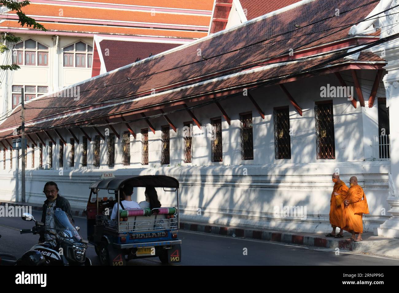 Mönche in der Nähe eines Klosters in Bangkok, der Hauptstadt Thailands Stockfoto