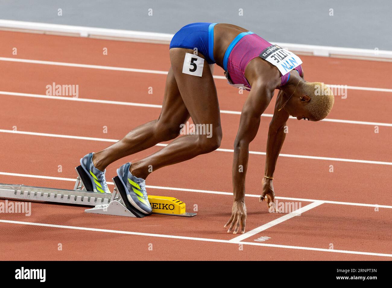 Shamier Little (USA) reagiert auf den Start des 400-Meter-Endspiels bei den Leichtathletik-Weltmeisterschaften Budapest23 im National Athletics C Stockfoto