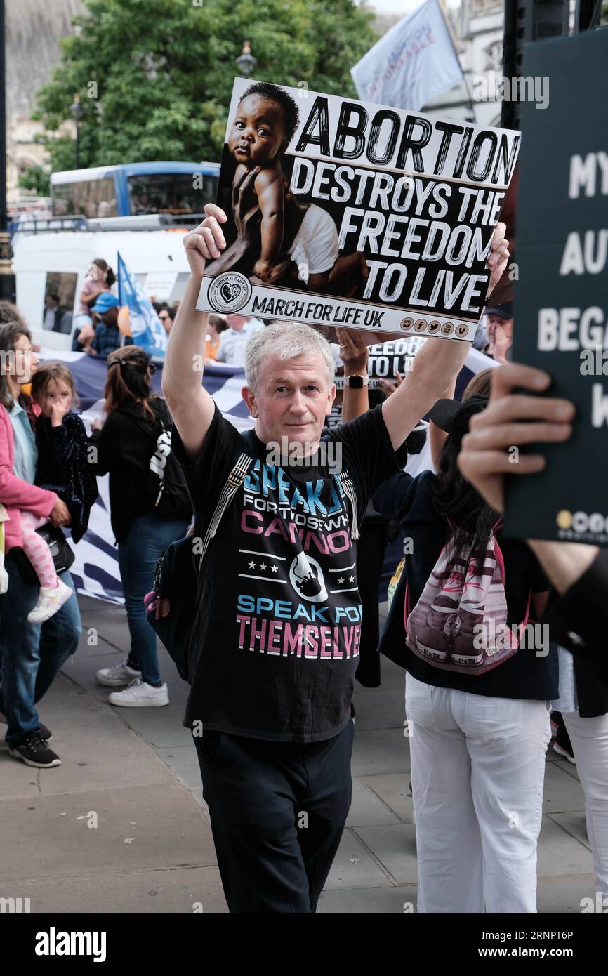 Parliament Square, London, Großbritannien. September 2023. In London versammeln sich Aktivisten mit Plakaten und spruchbändern, um gegen Abtreibung zu protestieren und die Rechte des ungeborenen Kindes zu schützen. Ein Gegenprotest fand auch statt, bei dem die Aktivisten glaubten, dass „es ihr Körper ist, ihre Wahl“. Credit Mark Lear / Alamy Live News Stockfoto