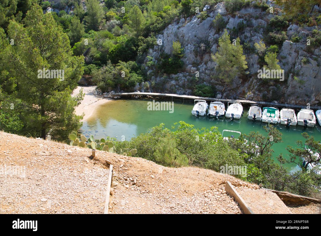 Ein atemberaubender Blick auf den Jachthafen, umgeben von üppigem Grün in Cassis, Frankreich. Stockfoto