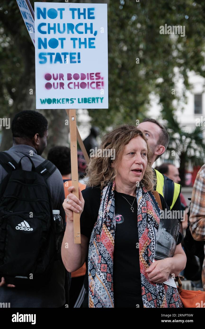 Parliament Square, London, Großbritannien. September 2023. In London versammeln sich Aktivisten mit Plakaten und spruchbändern, um gegen Abtreibung zu protestieren und die Rechte des ungeborenen Kindes zu schützen. Ein Gegenprotest fand auch statt, bei dem die Aktivisten glaubten, dass „es ihr Körper ist, ihre Wahl“. Credit Mark Lear / Alamy Live News Stockfoto