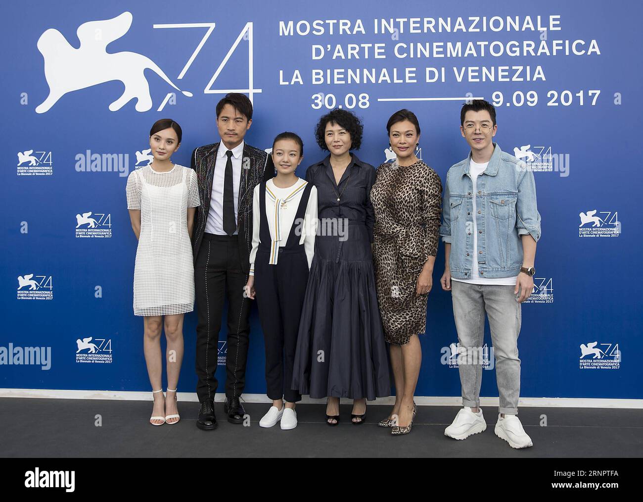 (170907) -- VENEDIG, 7. September 2017 -- Schauspielerin Peng Jing, Schauspieler Geng Le, Schauspielerin Zhou Meijun, Regisseurin Vivian Qu, Schauspielerin Shi Ke und Schauspieler Wang Yuexin (L-R) posieren während eines Fotocalls für den Film Engel tragen weiß beim 74. Filmfestival in Venedig, Italien, 7. September 2017. ) (hy) ITALIEN-VENEDIG-FILM FESTIVAL-ENGEL TRÄGT WEISS-FOTOAUFRUF JinxYu PUBLICATIONxNOTxINxCHN Stockfoto