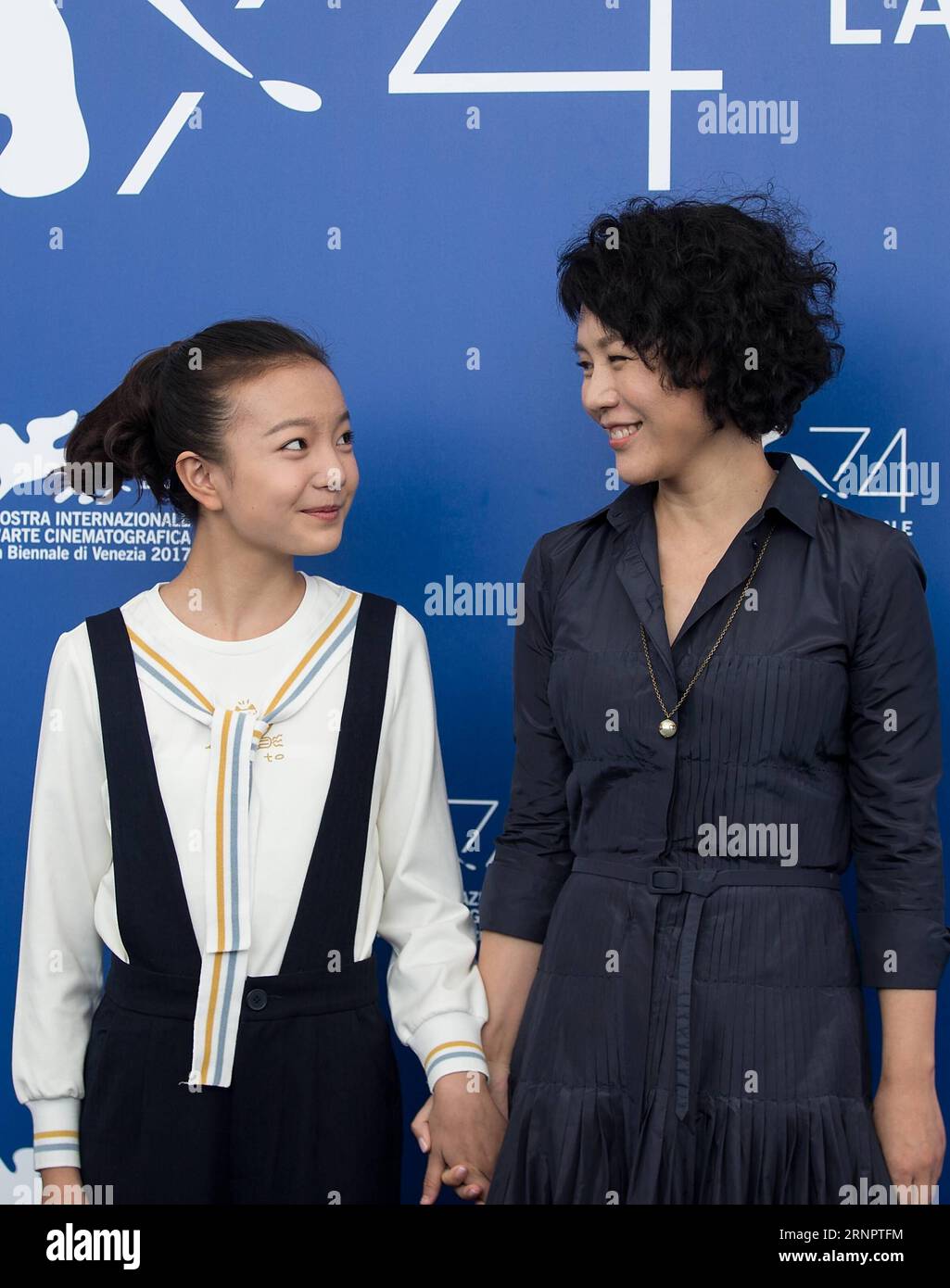 (170907) -- VENEDIG, 7. September 2017 -- Regisseurin Vivian Qu (R) und Schauspielerin Zhou Meijun posieren während eines Fotogesprächs für den Film Engel tragen weiß beim 74. Filmfestival in Venedig, Italien, 7. September 2017. ) (hy) ITALIEN-VENEDIG-FILM FESTIVAL-ENGEL TRÄGT WEISS-FOTOAUFRUF JinxYu PUBLICATIONxNOTxINxCHN Stockfoto