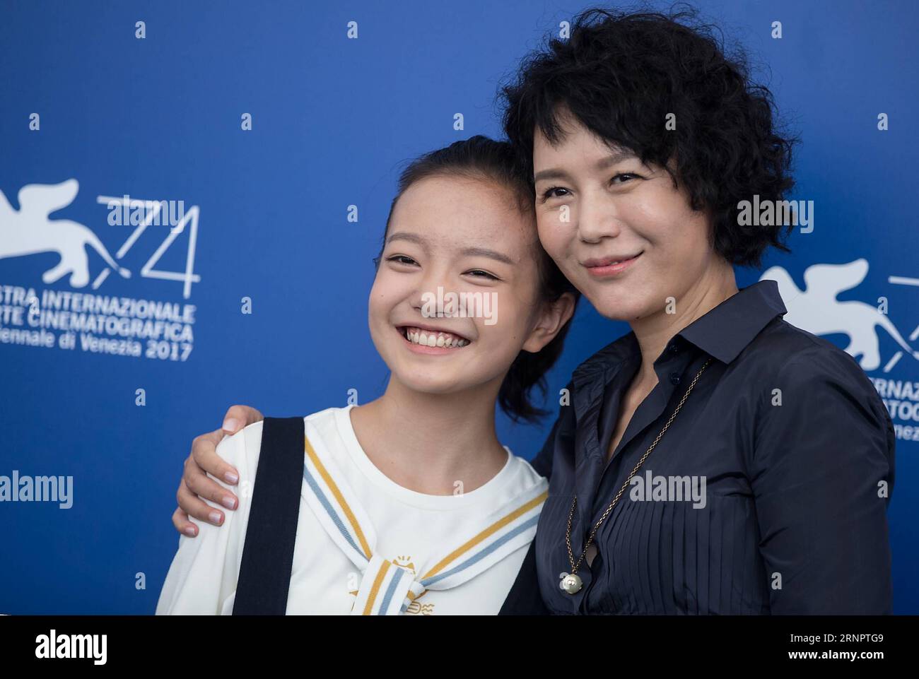 (170907) -- VENEDIG, 7. September 2017 -- Regisseurin Vivian Qu (R) und Schauspielerin Zhou Meijun posieren während eines Fotogesprächs für den Film Engel tragen weiß beim 74. Filmfestival in Venedig, Italien, 7. September 2017. ) (hy) ITALIEN-VENEDIG-FILM FESTIVAL-ENGEL TRÄGT WEISS-FOTOAUFRUF JinxYu PUBLICATIONxNOTxINxCHN Stockfoto