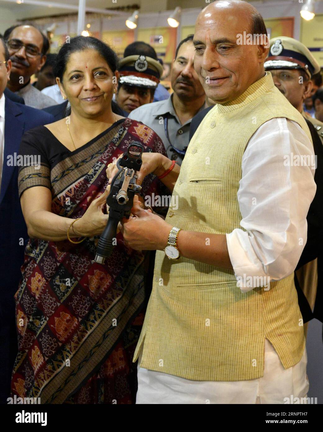 (170907) -- NEW DELHI, 7. September 2017 () -- die neue indische Verteidigungsministerin Nirmala Sitharaman (L, Front) nimmt am 7. September 2017 an einer Ausstellung in New Delhi, Indien, Teil. Indiens erste hauptamtliche Verteidigungsministerin Nirmala Sitharaman übernahm am Donnerstag offiziell die Leitung des ministeriums. () INDISCH-NEU-DELHI-NEUER VERTEIDIGUNGSMINISTER ÜBERNIMMT XINHUA PUBLICATIONXNOTXINXCHN Stockfoto