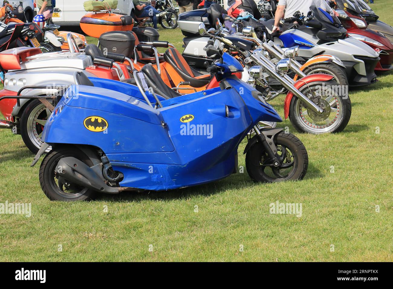 Ein blaues Motorrad mit batman-Logos. Die Gosport Car Rally wird vom örtlichen Rotary Club organisiert und findet am Montag, dem Feiertag im August, in Stokes Bay statt. Die diesjährige Veranstaltung, die einen billigen Familientag bot, war die siebzehnte und beherbergte Oldtimer und Motorräder, eine Streichelfarm, Stände, Erfrischungen und eine Arena, die verschiedene Arten von Unterhaltung bot. Stockfoto