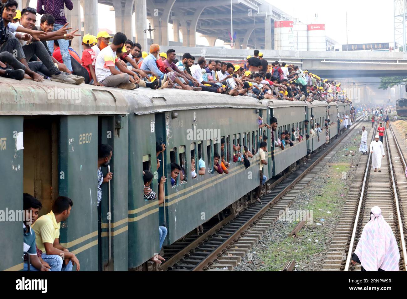 Dhaka, Dhaka, Bangladesch. September 2023. Premierminister Sheikh Hasina weihte Bangladeschs erste Hochstraße ein. Eine große Anzahl von Parteibefürwortern aus Dhaka und den umliegenden Bezirken nahmen an der Veranstaltung Teil, die zu diesem Anlass organisiert wurde. Am Ende der Veranstaltung gehen die Fans in einem überfüllten Zug am Bahnhof Tejgaon nach Hause. (Bild: © Syed Mahabubul Kader/ZUMA Press Wire) NUR REDAKTIONELLE VERWENDUNG! Nicht für kommerzielle ZWECKE! Stockfoto