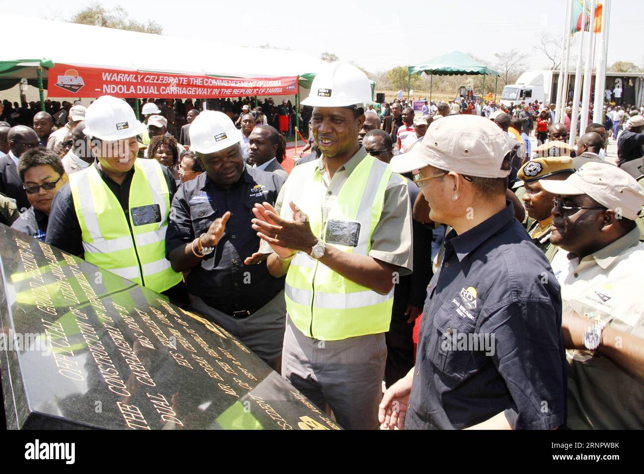 (170908) -- CHISAMBA (SAMBIA), 8. September 2017 -- der sambische Präsident Edgar Lungu (C) nimmt am 8. September 2017 an einer Eröffnungszeremonie des von China finanzierten Megastraßenprojekts im Bezirk Chisamba, Zentral-Sambia, Teil. Sambia begann am Freitag mit dem Bau des von China finanzierten Megastraßenprojekts, das den südlichen und zentralen Teil des Landes mit den Bergbaustädten in der Provinz Copperbelt verbindet. China Jiangxi wird den Bau der 321 km langen zweispurigen Lusaka-Ndola-Straße einschließlich der Umgehungsstraßen in Kabwe und Kapiri Mposhi und 45 km der Luanshya-Fisenge-Masangano-Straße übernehmen Stockfoto