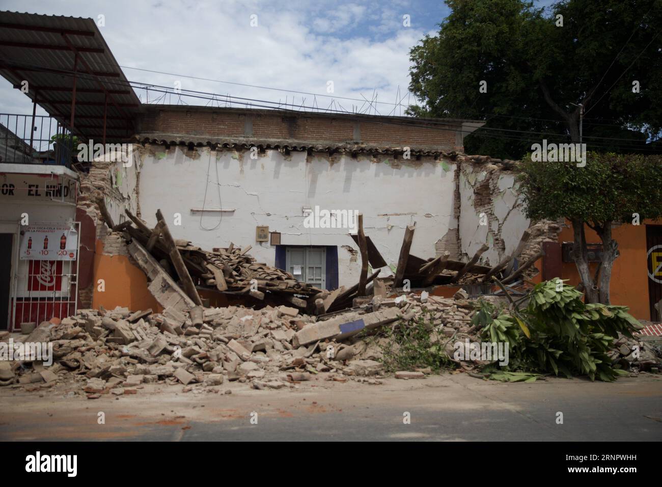 (170909) -- OAXACA (MEXIKO), 9. September 2017 -- Foto aufgenommen am 8. September 2017, zeigt ein beschädigtes Haus nach einem Erdbeben im mexikanischen Bundesstaat Oaxaca. Ein starkes Erdbeben mit einer Stärke von 8,2 auf der Richter-Skala traf am späten Donnerstagabend vor der Südküste Mexikos und tötete mindestens 61 Menschen. ) MEXIKO-OAXACA-ERDBEBEN-NACHWIRKUNGEN DanxHang PUBLICATIONxNOTxINxCHN Stockfoto