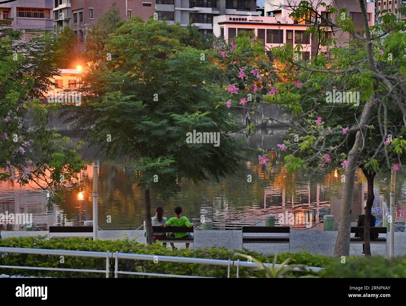 (170910) -- KAOHSIUNG, 10. Sept. 2017 -- Anwohner ruhen sich am Ufer des Love River in Kaohsiung, Taiwan im Südosten Chinas, 9. Sept. 2017 aus. ) (lfj) CHINA-KAOHSIUNG-LOVE RIVER (CN) ZhouxMi PUBLICATIONxNOTxINxCHN Stockfoto