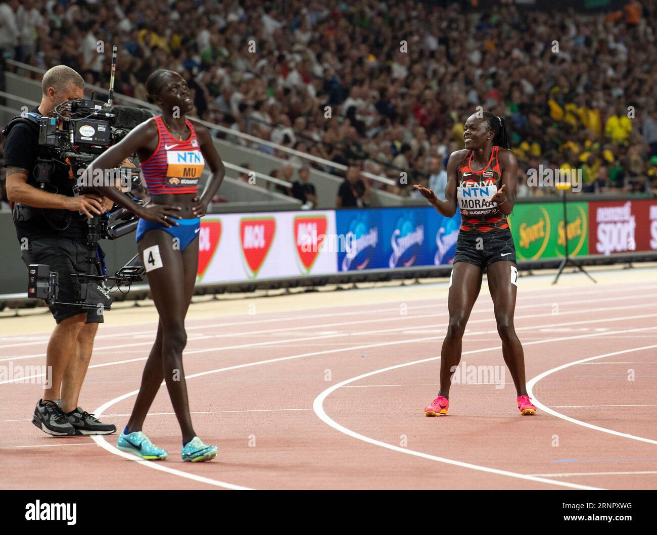 Athing Mu aus den USA und Mary Moraa aus Kenia feiern, nachdem sie am 9. Tag der Athletik-Weltmeisterschaften in Budapes im 800-Meter-Finale der Frauen teilgenommen haben Stockfoto