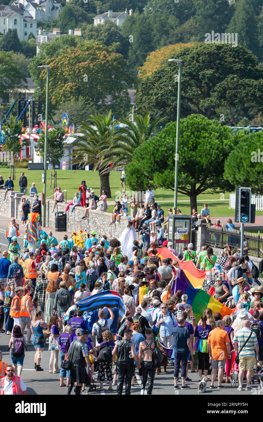 Torquay, Großbritannien. September 2023. Nach 10 Jahren Abwesenheit beginnt Torbay Pride mit einer farbenfrohen Pride-Parade entlang der Küste von Torquay. Quelle: Thomas Faull/Alamy Live News Stockfoto