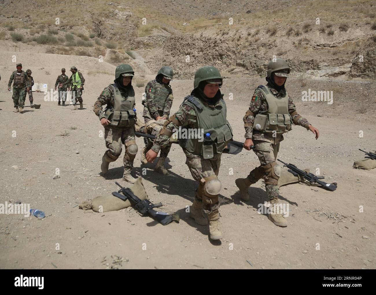 (170912) -- KABUL, 12. September 2017 -- afghanische Soldaten nehmen an einer militärischen Ausbildung in der Marschall Fahim National Defense University in Kabul, Hauptstadt Afghanistans, 12. September 2017 Teil. Etwa 1.100 afghanische Soldaten, darunter auch Frauen, haben hier eine neunmonatige Militärausbildung erhalten. ) (Zjl) AFGHANISTAN-KABUL-MILITÄRISCHE AUSBILDUNG RahmatxAlizadah PUBLICATIONxNOTxINxCHN Stockfoto