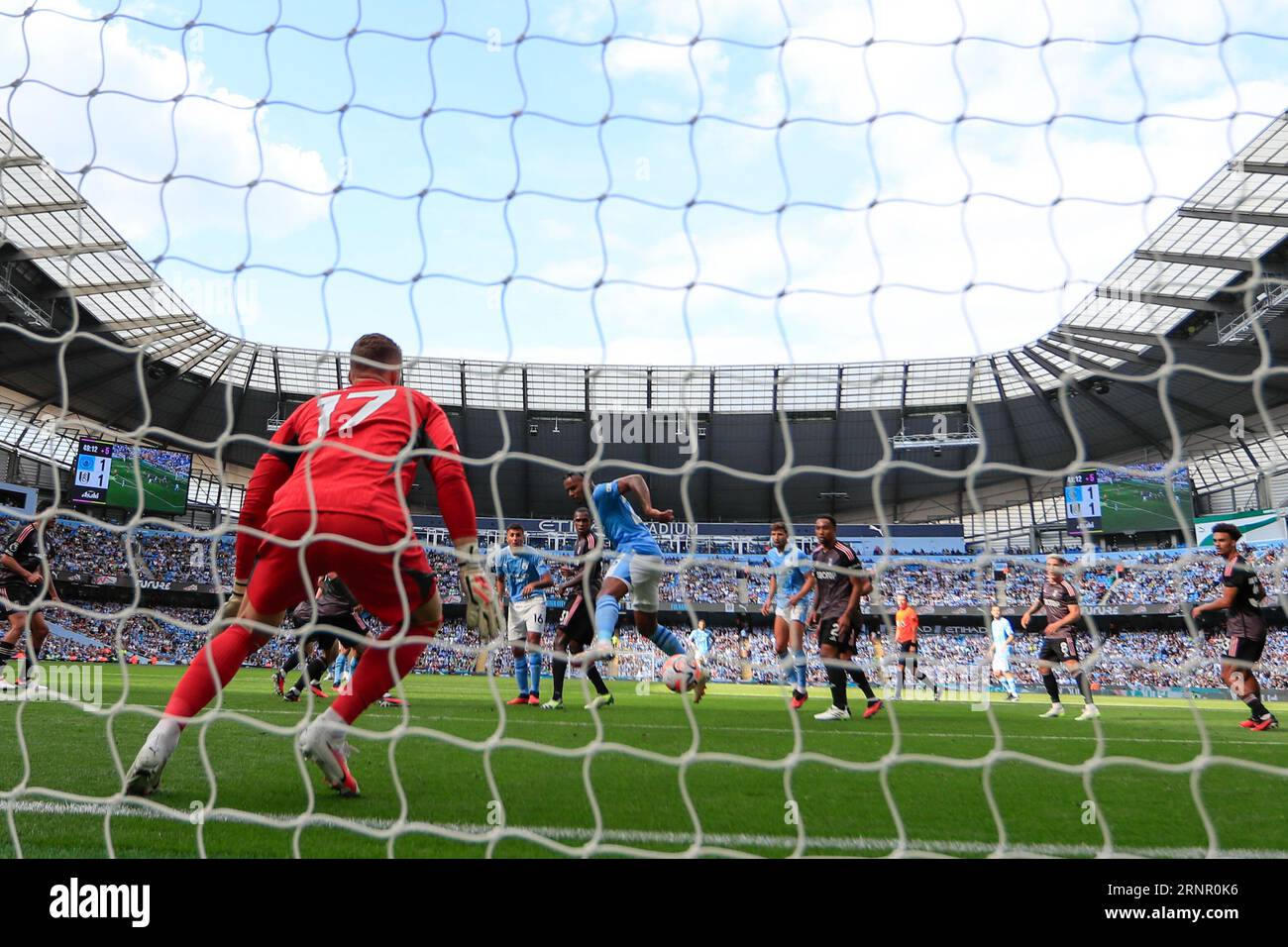 Ein Langstrecken-Header von Nathan Ake #6 aus Manchester City besiegt Bernd Leno #17 aus Fulham, um während des Premier-League-Spiels Manchester City gegen Fulham im Etihad Stadium, Manchester, Großbritannien, 2. September 2023 I t2-1 gegen Cityzu schaffen (Foto: Conor Molloy/News Images) Stockfoto