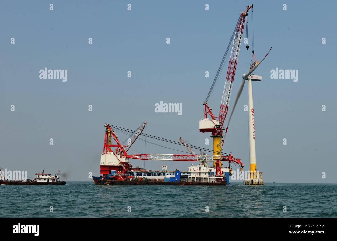 (170914) -- SHIJIAZHUANG, 14. September 2017 -- Arbeiter installieren Windturbinen auf der Baustelle des ersten Offshore-Windkraftprojekts von Hebei in Laoting, nordchinesische Provinz Hebei, 13. September 2017. Das Projekt mit einer installierten Gesamtleistung von 300 Megawatt (MW) soll Ende 2018 in Betrieb genommen werden. )(mcg) CHINA-HEBEI-LAOTING-OFFSHORE-WINDENERGIEPROJEKT (CN) YangxShiyao PUBLICATIONxNOTxINxCHN Stockfoto