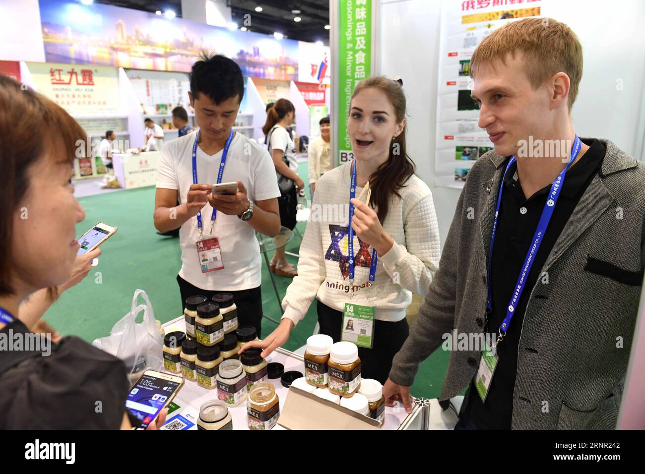 (170914) -- NANNING, 14. September 2017 -- russische Aussteller stellen den Besuchern Honig während der 14. China-ASEAN Expo in Nanning, der Hauptstadt der südchinesischen autonomen Region Guangxi Zhuang, am 14. September 2017 vor. Die 14. China-ASEAN-Expo wurde am Dienstag eröffnet, um Handel und Investitionen zwischen China, ASEAN und anderen Ländern entlang des Gürtels und der Straße zu beleuchten. ) LB) CHINA-NANNING-ASEAN-EXPO(CN) ZhouxHua PUBLICATIONxNOTxINxCHN Stockfoto