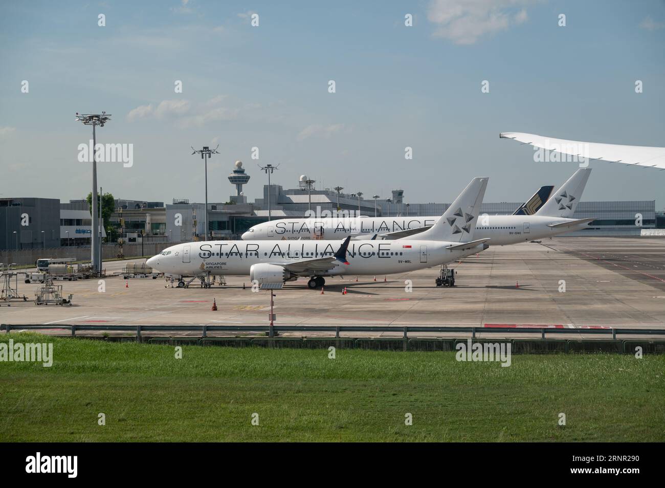 25.07.2023, Singapur, Republik Singapur, Asien - Singapore Airlines Passagierflugzeuge in Star Alliance Lackierung werden am Flughafen Changi geparkt. Stockfoto