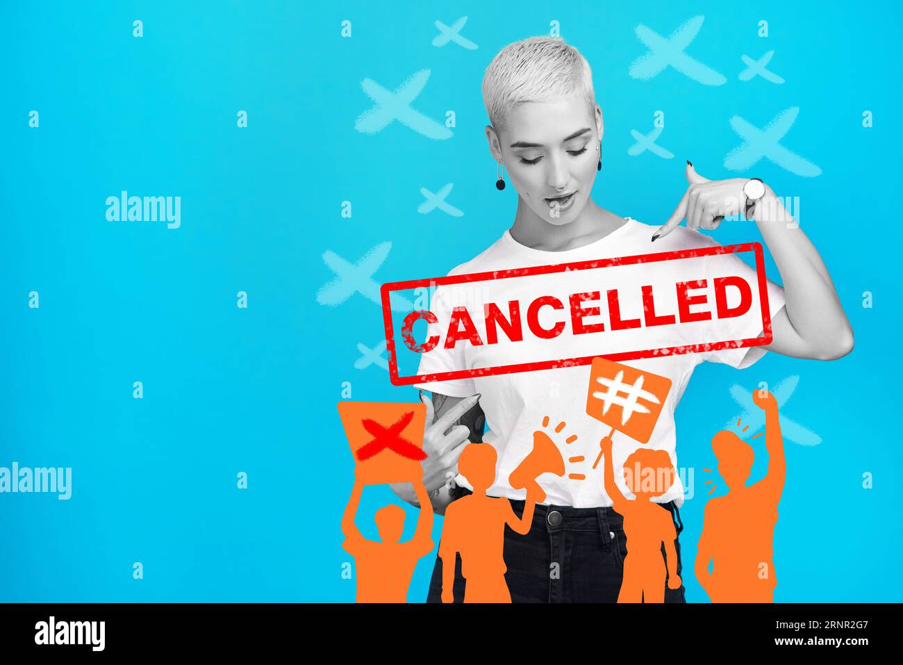 Stoppt Kultur, wütende Meute und Frauen mit einem Overlay aus verbotener Grafik und Protesten der Zuschauer. Kampf, blauer Hintergrund und stornierte weibliche Person mit Stockfoto