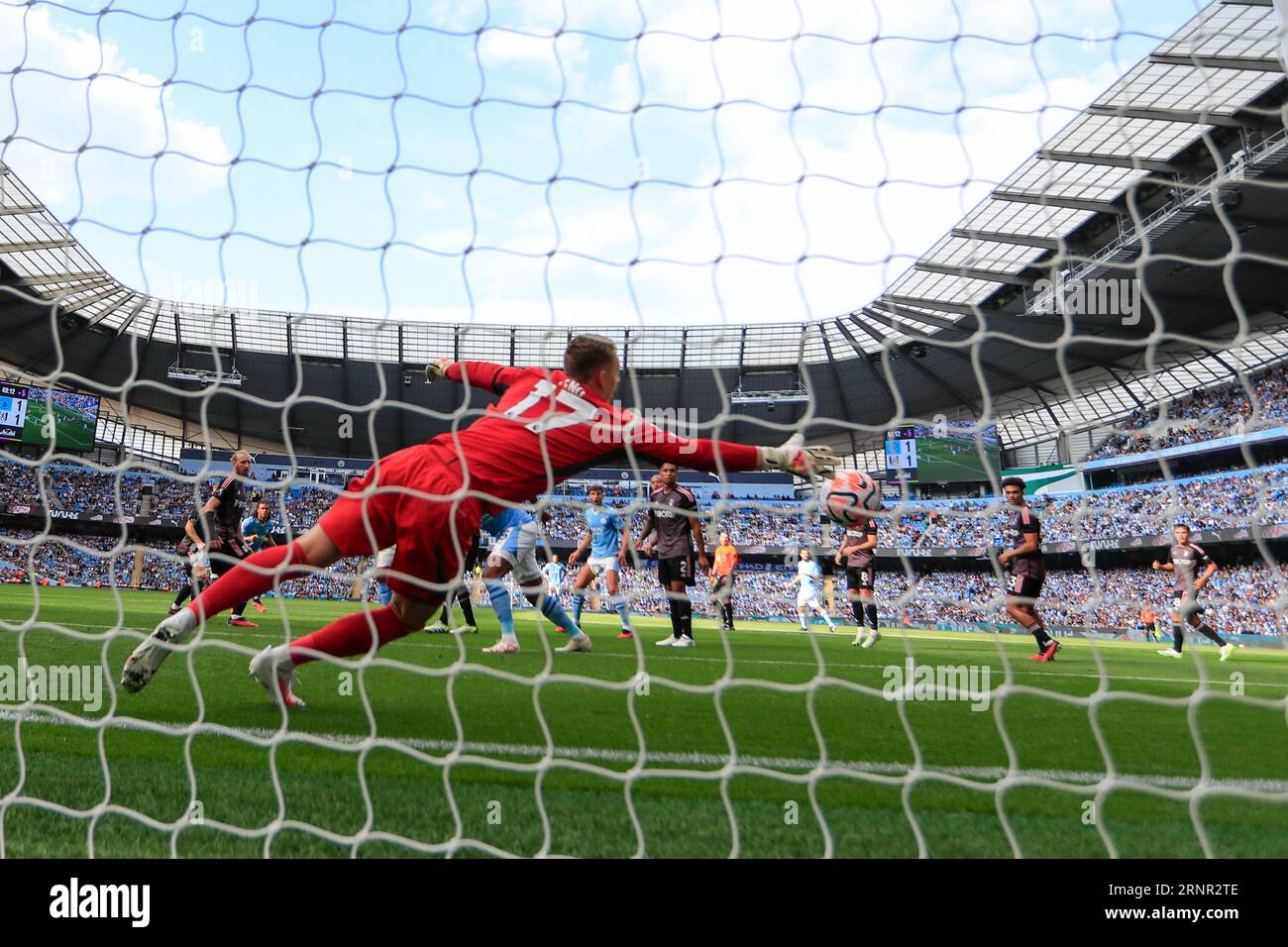 Manchester, Großbritannien. September 2023. Ein Langstrecken-Header von Nathan Ake #6 aus Manchester City besiegt Bernd Leno #17 aus Fulham, um während des Premier-League-Spiels Manchester City gegen Fulham im Etihad Stadium, Manchester, Vereinigtes Königreich, 2. September 2023 (Foto: Conor Molloy/News Images) in Manchester, I t2-1 gegen Citywährend des Premier-League-Spiels Manchester City gegen Fulham zu erreichen. Vereinigtes Königreich am 9/2/2023. (Foto: Conor Molloy/News Images/SIPA USA) Credit: SIPA USA/Alamy Live News Stockfoto