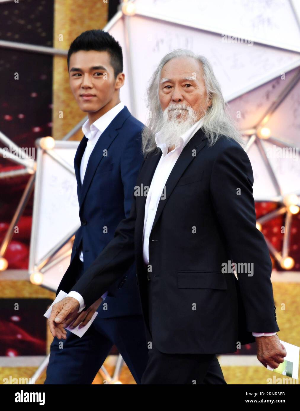 (170916) -- HOHHOT, 16. September 2017 -- Model Wang Deshun (R) spaziert auf dem roten Teppich vor der Preisverleihung des 26. China Golden Rooster & Hundred Flowers Film Festivals in Hohhot, Nordchina's Inner Mongolia Autonomous Region, 16. September 2017. ) (LB) CHINA-HOHHOT-GOLDEN HAHNENFEST & HUNDRED FLOWERS FILM FESTIVAL (CN) DENGXHUA PUBLICATIONXNOTXINXCHN Stockfoto