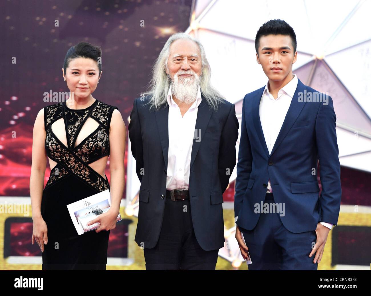 (170916) -- HOHHOT, 16. September 2017 -- Schauspielerin Yan Bingyan (L) und Model Wang Deshun (C) posieren für Bilder auf dem roten Teppich vor der Preisverleihung des 26. China Golden Rooster & Hundred Flowers Film Festivals in Hohhot, Nordchina, Autonome Region Innere Mongolei, 16. September 2017. ) (LB) CHINA-HOHHOT-GOLDEN HAHNENFEST & HUNDRED FLOWERS FILM FESTIVAL (CN) DENGXHUA PUBLICATIONXNOTXINXCHN Stockfoto
