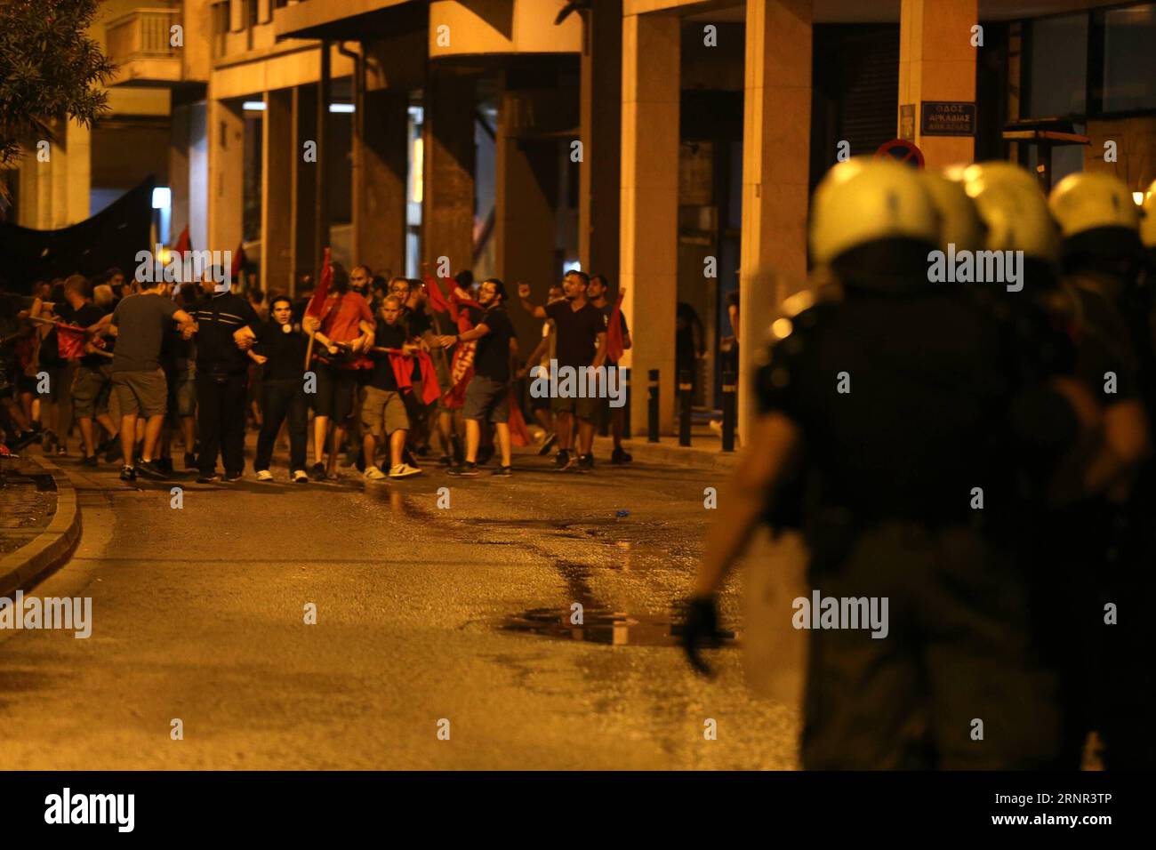 (170917) -- ATHEN, 17. September 2017 -- Demonstranten stoßen während einer Kundgebung in Athen, Griechenland, am 16. September 2017 mit der Polizei zusammen. Am 16. September 2017 fand im Zentrum Athens eine antifaschistische Kundgebung statt, die den vierten Jahrestag der Ermordung eines griechischen antifaschistischen Aktivisten durch einen Unterstützer der rechtsextremen Golden Dawn Party markierte. (lrz) GRIECHENLAND-ATHEN-ANTIFASCHISTISCHE KUNDGEBUNG MariosxLolos PUBLICATIONxNOTxINxCHN Stockfoto