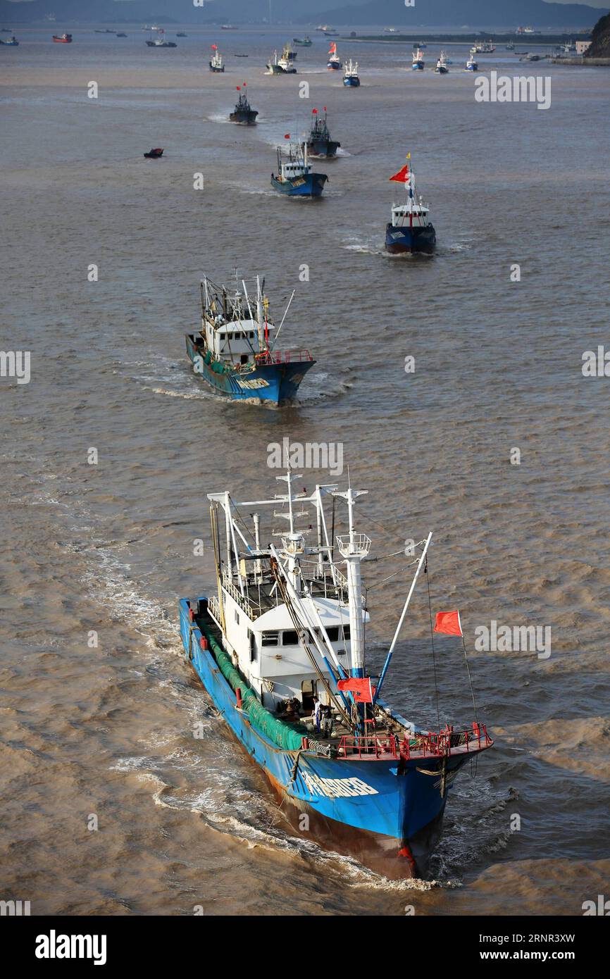 (170917) -- ZHOUSHAN, 17. September 2017 -- Fischerboote, die am Hafen Shenjiamen in Zhoushan, ostchinesische Provinz Zhejiang, am 17. September 2017 auf See gebracht werden. Das jährliche Sommerfangverbot, das am 1. Mai im Ostchinesischen Meer verhängt wurde, sollte am Freitag auslaufen. Aber Taifun Talim verzögerte den Beginn der Fischerei für die einheimischen Fischer auf Samstag. )(wjq) CHINA-ZHEJIANG-TYPHOON TALIM-AFTERMATH (CN) YaoxFeng PUBLICATIONxNOTxINxCHN Stockfoto