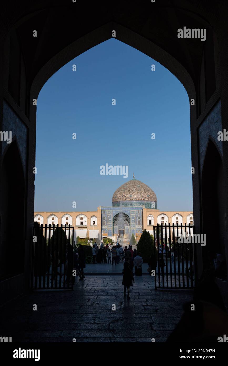 (170917) -- ISFAHAN (IRAN), 17. September 2017 -- Touristen besuchen das Meidan Emam in Isfahan, der drittgrößten Stadt Irans, am 16. September 2017. Erbaut von Shah Abbas I. dem Großen zu Beginn des 17. Jahrhunderts, und an allen Seiten von monumentalen Gebäuden umgeben, die durch eine Reihe von zweistöckigen Arkaden verbunden sind, ist die Stätte bekannt für die königliche Moschee, die Moschee von Sheykh Lotfollah, den herrlichen Portikus von Qaysariyeh und den Timurid-Palast aus dem 15. Jahrhundert. Sie sind ein eindrucksvolles Zeugnis des sozialen und kulturellen Lebens in Persien während der Safawidenzeit. IRAN-ISFAHAN-MEIDAN EMAM MENGXTAO PUBL Stockfoto