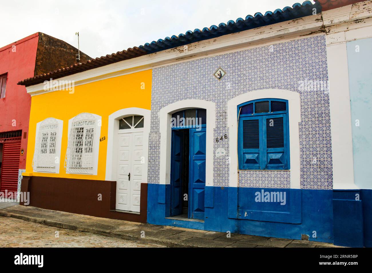 Typische Fassaden kolonialer Residenzen im historischen Zentrum der Stadt São Luís, Maranhão, nordöstlich von Brasilien, Südamerika Stockfoto